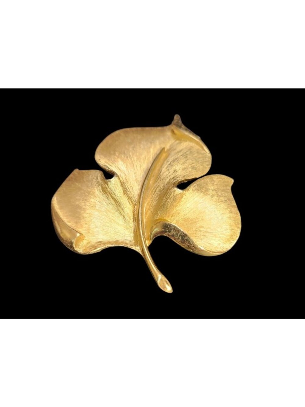 Vintage Crown Trifari Gold-Tone Leaf Brooch Pin Retro Jewelry 2 Inches Signed
